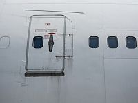 Пассажирский самолет, вылетевший на Бали, вернулся в аэропорт из-за незакрытой двери