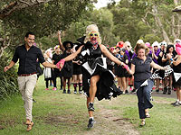 Марди Гра: ЛГБТ-забег в маленьких черных платьях. Фоторепортаж