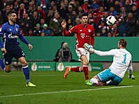 Левандовски забил два мяча. 