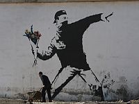 Одна из работ Бэнкси в Бейт-Лехеме