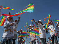 Школьники Газы запустили воздушных змеев в память о жертвах землетрясения в Японии