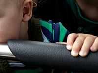 Двухлетний малыш, сбежавший от родителей, был обнаружен в автобусе в 100 км от дома