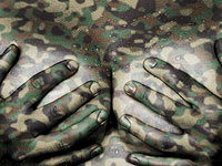 Пентагон расследует факт публикации в Facebook фотографий обнаженных женщин-морпехов