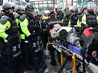 Возросло число жертв столкновений в Сеуле между сторонниками отстраненного президента и полицией