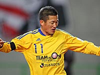 Чемпионат Японии: 50-летний Кадзуеси Миура забил победный гол