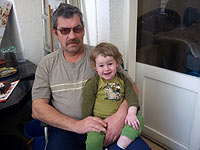 Отец-одиночка с тяжело больным сыном восемь месяцев ждет решения о праве на репатриацию