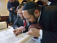 В Староновую синагогу в Праге внесены два новых свитка Торы