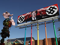 В Фениксе антитрамповские плакаты 