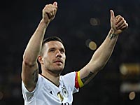 Подольски забил шикарный победный гол в прощальном матче. Немцы победили англичан