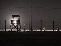 У входа в мемориальный комплекс Освенцим 14 человек устроили