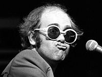 Знаменитому музыканту Элтону Джону – 70 лет. Фотогалерея