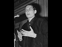 Евгений Евтушенко в 1965-м Евгений Евтушенко в 1965-м