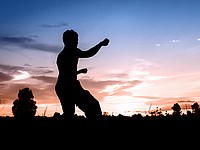 Китайский мастер кунг-фу отбуксировал семь автомобилей Audi своими гениталиями. ВИДЕО