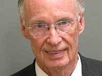 Губернатор Алабамы ушел в отставку на фоне секс-скандала и обвинений в финансовых нарушениях