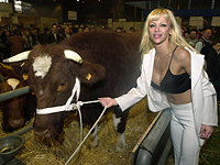 Экс-кандидат в президенты Франции была арестована за голый протест