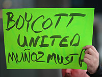 Гендиректор United Airlines заявил, что ему стыдно, но отказался уходить в отставку