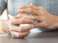 Жена через суд требует обязать мужа носить обручальное кольцо