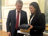 Генеральный прокурор РФ Юрий Чайка и юстиции Израиля Айелет Шакед. Москва, 20 апреля 2017 года