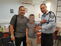 Полиция вычислила злоумышленника, укравшего телефон у юного репатрианта из России