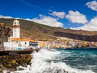 На Канарских островах паром со 140 пассажирами врезался в пирс. ВИДЕО