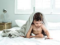 Маленькие дети, которые много играют на смартфонах и планшетах, меньше спят