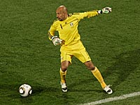 44-летний вратарь спас свою команду от поражения, забив гол своему клубу в компенсированное время