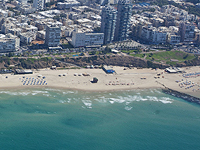 В районе пляжа Села в Бат-Яме спасены четверо  подростков