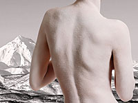 Модель Playboy спровоцировала скандал, снявшись обнаженной на вершине священной горы 
