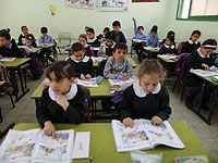 В арабских кварталах Иерусалима палестинские учебники выдают бесплатно, а за израильские надо платить

