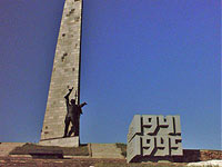 На дороге к Саур-Могиле перед проездом главы