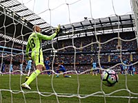 Махрез не реализовал пенальти. 