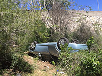 В Хайфе три человека были травмированы в результате падения автомобиля с обрыва