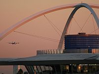 Столкновение самолета и грузовика в аэропорту Лос-Анджелеса, есть пострадавшие