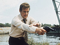 Умер Роджер Мур – исполнитель роли Джеймса Бонда
