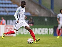 Игрок сборной Англии помог гвинейцам, забив мяч в свои ворота почти с центра поля