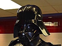 Маски Супермена и Дарта Вейдера помогли победить