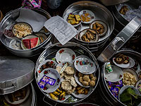 На Рамадан в ОАЭ приготовили нуждающимся холодильники с едой в мечетях