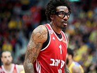 Четвертьфинал чемпионата Израиля: Амаре Стаудмайр предложил свои очки арбитру встречи