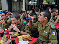 Новый закон позволяет штрафовать владельцев ресторанов за отказ обслуживать людей в форме