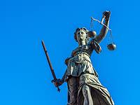 В Бангладеш снесли статую Фемиды у здания суда, чтоб заменить ее Кораном