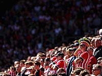 Два фаната, демонстрировавшие нацистские жесты во время матча Германия - Англия, не смогут посещать футбольные матчи пожизненно