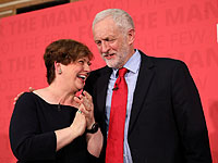 Лидер лейбористов оскандалился, хлопнув по груди Эмили Торнберри