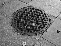 Женщина рухнула в открытый на тротуаре люк, заглядевшись на экран смартфона