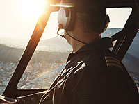 Пилот нарушил работу диспетчеров наземной службы своим пением