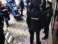 В дома петербургских активистов пришла полиция, на Марсовом поле десятки автозаков

