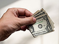 Скончавшаяся учительница завещала миллионы младшему сыну, оставив старшего с 4 долларами