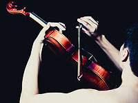 Британский скрипач намерен побить рекорд Гиннеса и прыгнуть голым с парашютом, играя на скрипке
