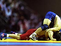 Чемпионат России по вольной борьбе: болельщики вновь попытались устроить потасовку