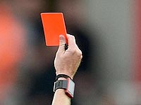 Трибуны содрогнулись после того, как вратарь сломал ногу нападающему гостей