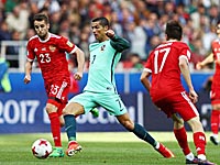 Во время матча Россия - Португалия болельщица предложила Криштиану Роналду пожениться